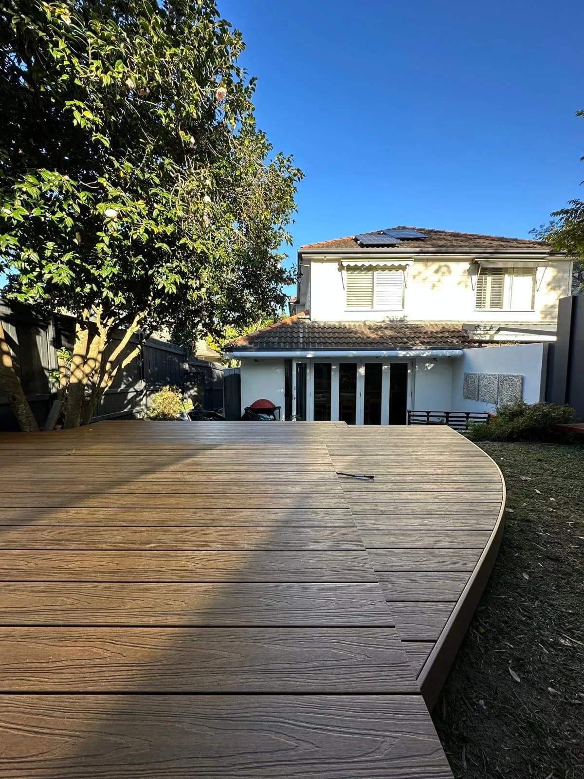 Curved edge and fascia from side